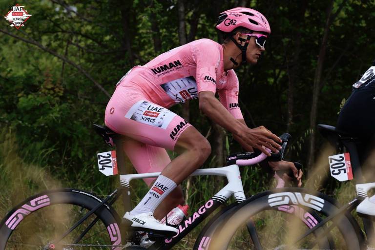 Isaac del Toro sigue líder en el Giro de Italia y amplía su ventaja