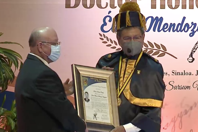 Recibe Élmer Mendoza Doctorado Honoris Causa de la UAS