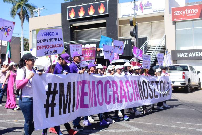 La ‘Marea Rosa’ marcha sobre la avenida Álvaro Obregón en Culiacán