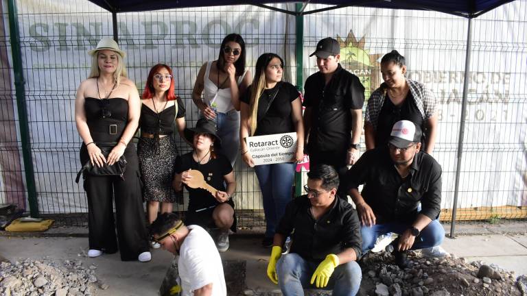 Club Rotarac al momento de abrir la cápsula del tiempo.