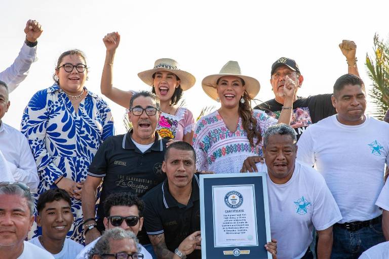 Entregan el Récord Guinness a clavadistas de La Quebrada, en Acapulco, por el clavado de cabeza más alto del mundo