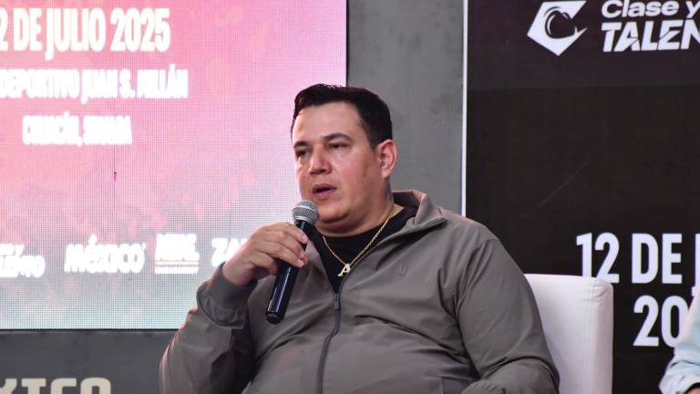 Eddy Reynoso visita Culiacán para promocionar la pelea de Marco Verde.