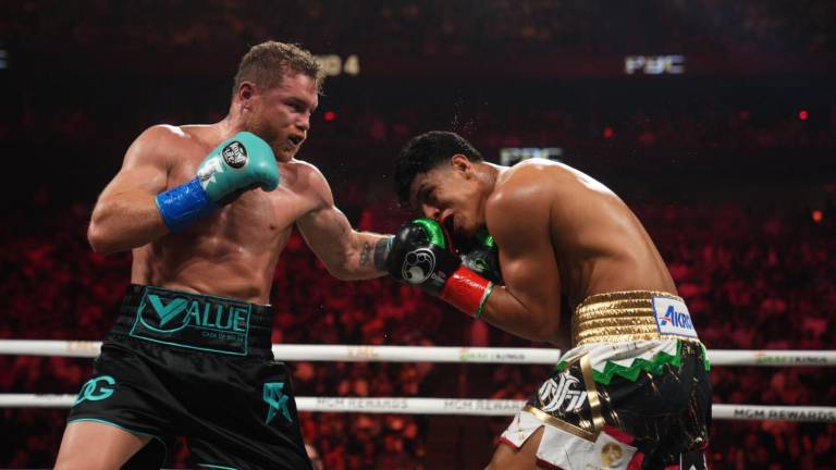 Una gran pelea brindaron Canelo y Munguía.