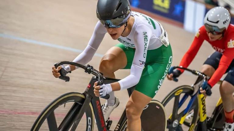 María Antonieta Gaxiola sube al podio en la carrera por puntos.