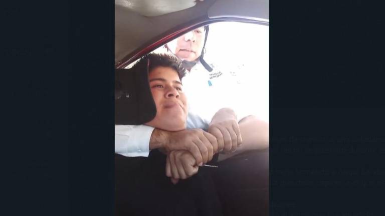 En el video que circula, el agente de tránsito tiene sometido a Ángel Sarabia.
