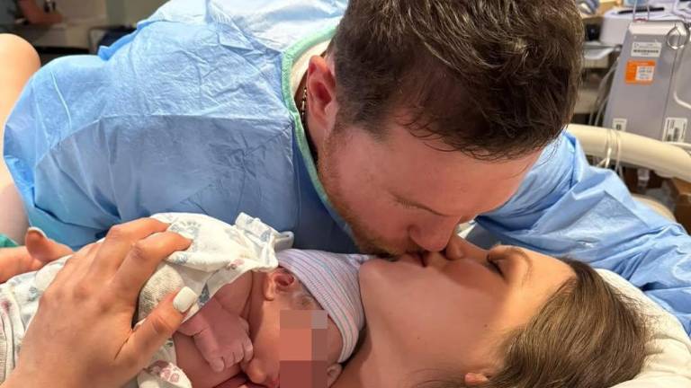Canelo y Fernanda junto a su bebé Eva Victoria.