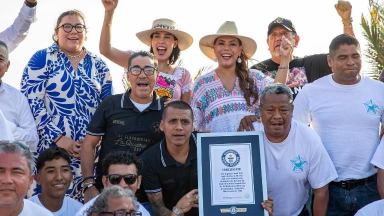 Clavadistas de La Quebrada celebraron junto a autoridades la entrega del Récord Guinness por el clavado de cabeza más alto del mundo.