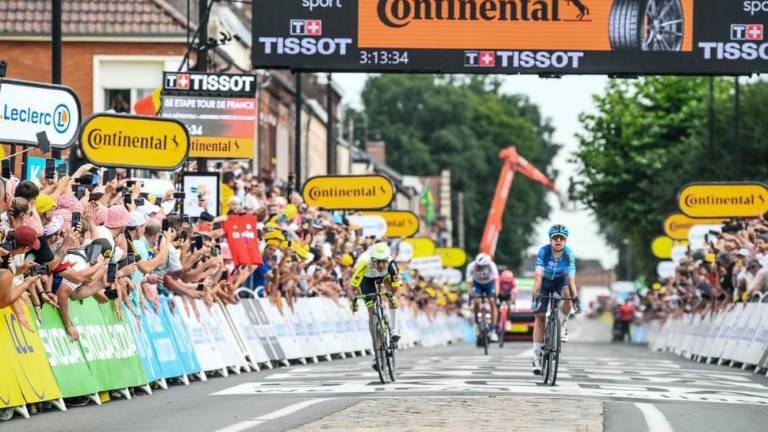 Simon Clarke gana en la recta final.