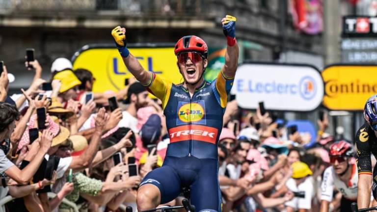 Mads Pedersen celebra su triunfo.