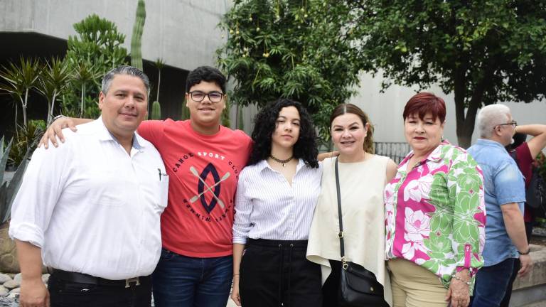 Humberto Flores, Pablo Flores, Karol Flores, Cinthya García y Vicky Pérez.