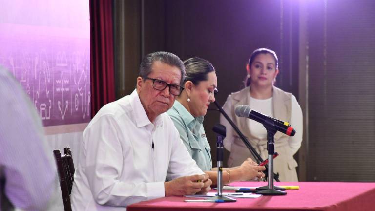 Conferencia de seguridad de parte de las autoridades estatales.