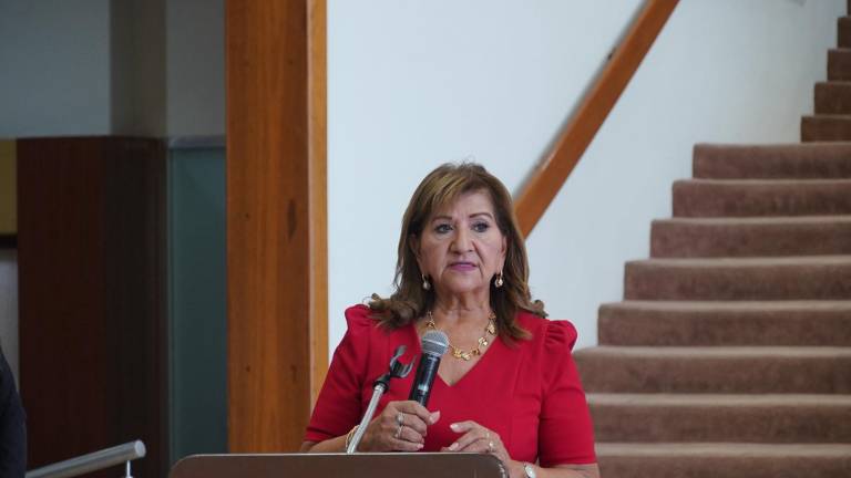 La Diputada local Tere Guerra Ochoa levanta la mano para ser considerada para la candidatura al Gobierno de Sinaloa.