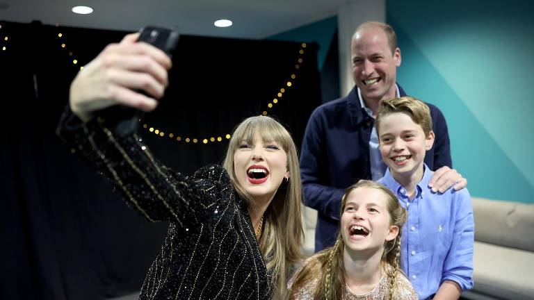 El príncipe William y sus hijos el príncipe George y la princesa Charlotte visitan a Taylor Swift en el backstage de su show en Londres.