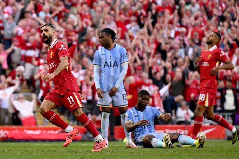 Liverpool se corona campeón de la Premier League con goleada sobre el Tottenham