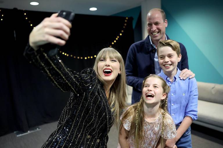 El príncipe William visita a Taylor Swift en el backstage de su show en Londres
