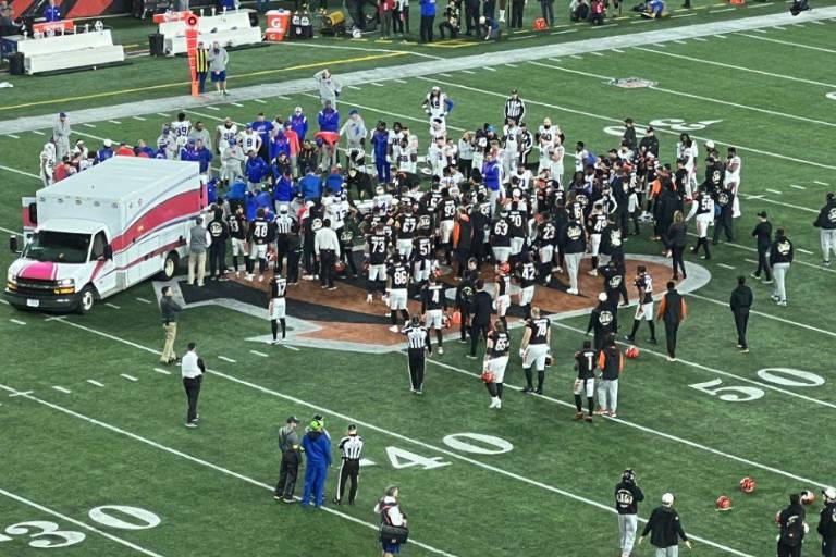 Equipos de la NFL se unen en redes sociales por Damar Hamlin