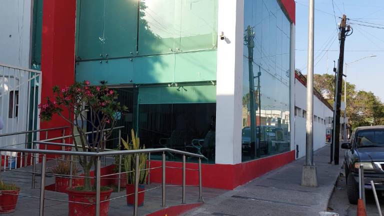 Socorristas de Cruz Roja acudieron al lugar de la emergencia y después de valorar al menor, lo trasladaron de urgencia al hospital.
