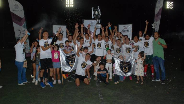 Cremas Independiente logra el ascenso y el título.