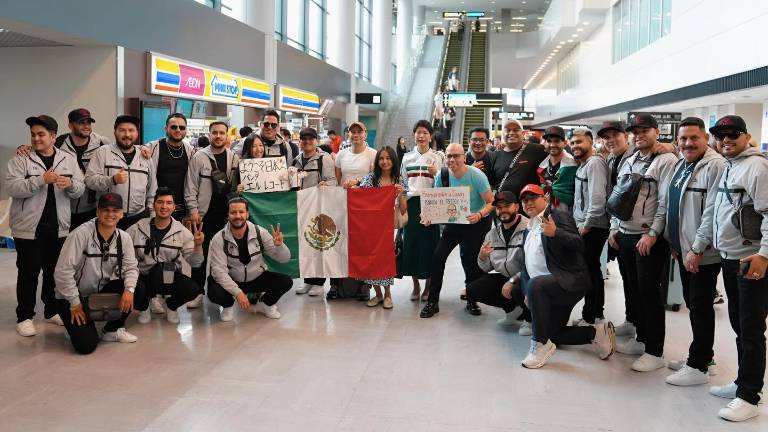 Banda El Recodo en su arribo a Japón.
