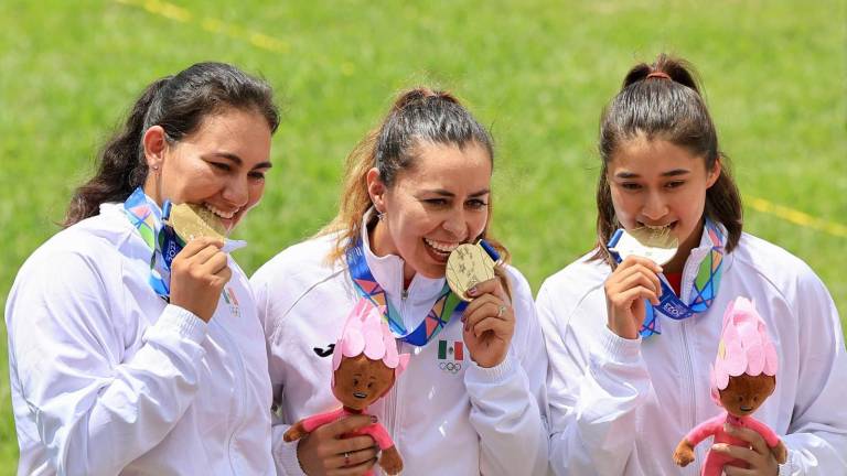 Alejandra Valencia, Aida Román y Ángela Ruiz, con sus preseas doradas.