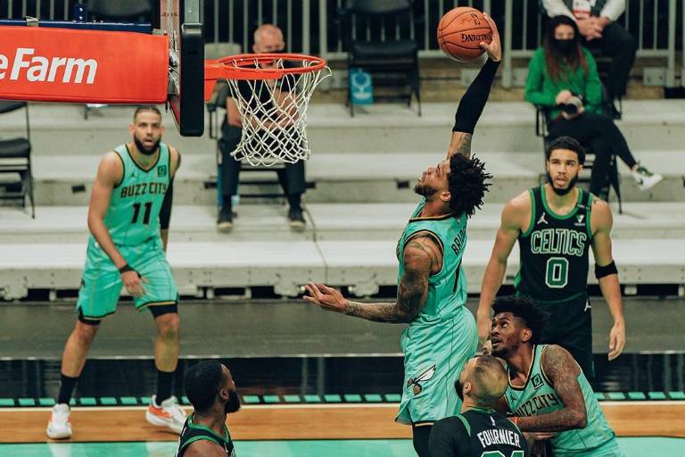 Hornets dominan de punta a punta y pagan con la misma moneda a Celtics