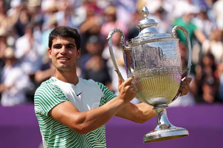 Alcaraz conquista Queen’s y recupera el número 1 mundial