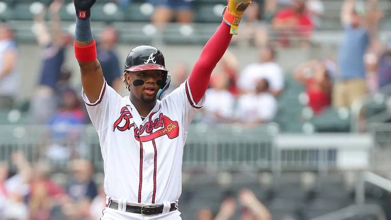Ronald Acuña Jr. celebra su cuadrangular para los Bravos de Atlanta.