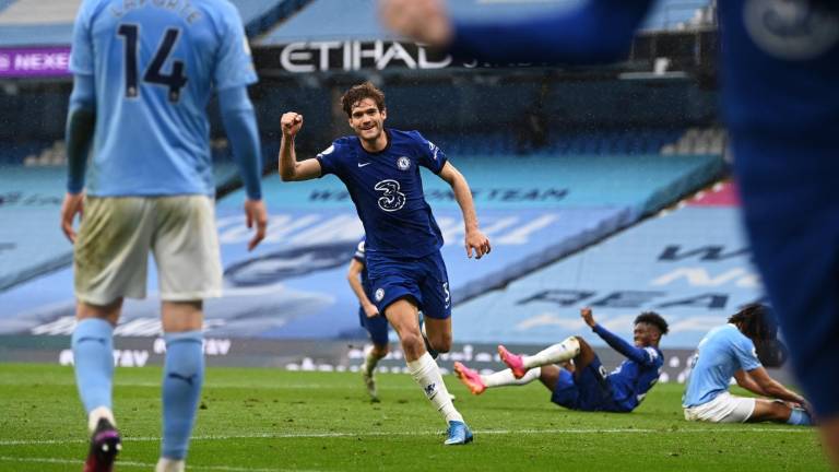 Marcos Alonso celebra el agónico gol con el que el Chelsea derrotó al Manchester City.