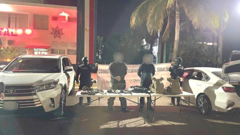 Elementos policiales aseguraron armas y detuvieron a dos sospechosos tras rescatar a la víctima.