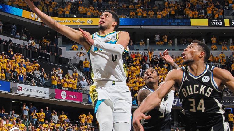 Tyrese Haliburton busca el enceste que a la postre le daría el triunfo a los Pacers, ante la mirada del griego Giannis Antetokounmpo.