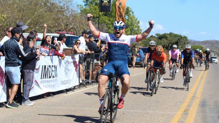 Roberto Méndez supera a sus oponentes en el sprint.