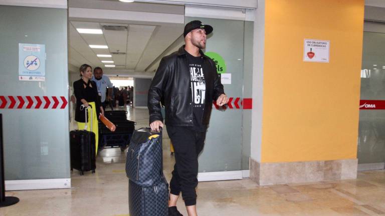 Félix Pérez a su arribo al aeropuerto de Mazatlán.