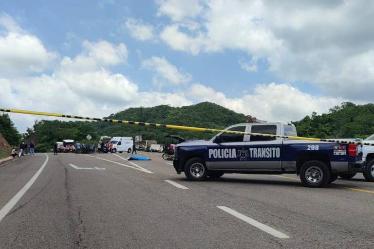 Motociclista muere al chocar contra patrulla de la Policía en Mazatlán