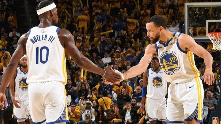 Jimmy Butler y Stephen Curry fueron determinantes para el triunfo de los Warriors.