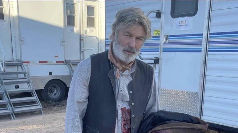 El actor Alec Baldwin fue avisado de que la pistola no tenía balas.