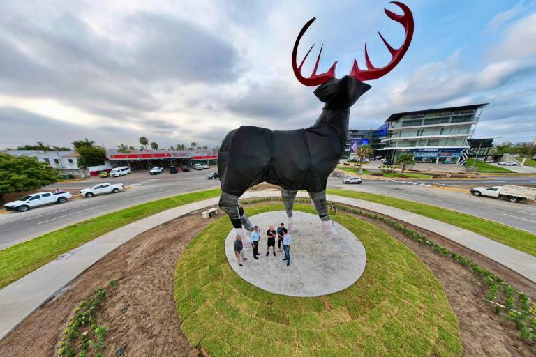 Supervisa Alcalde de Mazatlán los últimos detalles de la escultura del Venado