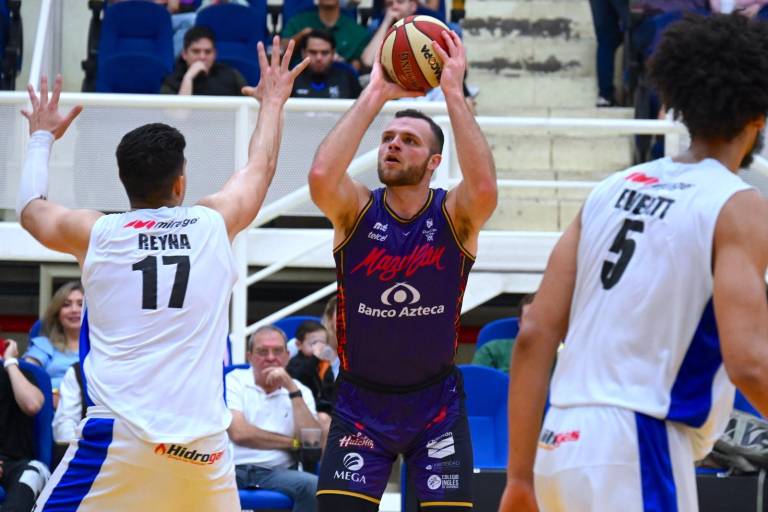 Venados Basketball divide serie ante Halcones