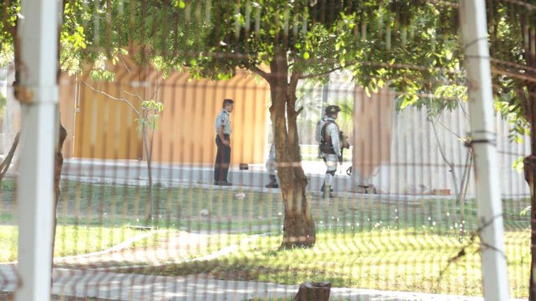 Elementos de la Guardia Nacional realizaron vigilancia temporal en el Parque Central de Mazatlán como parte de un operativo de prevención.