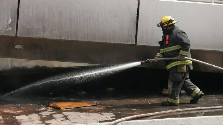 Bomberos controlaron el fuego bajo la rampa, donde solo se habrían quemado unos cartones y unas cobijas que estaban en el lugar.