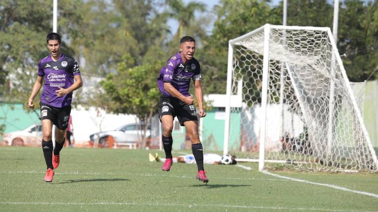 Andrés Montaño festeja uno de sus dos goles en el partido.
