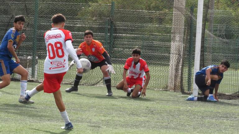 Intensas acciones se observaron en el inicio de la Copa Estudiantil de futbol.
