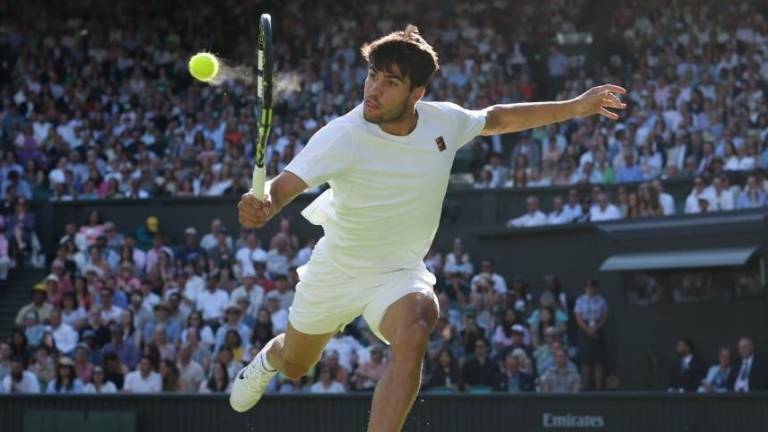 Carlos Alcaraz luce cómodo en el pasto sagrado de Wimbledon.