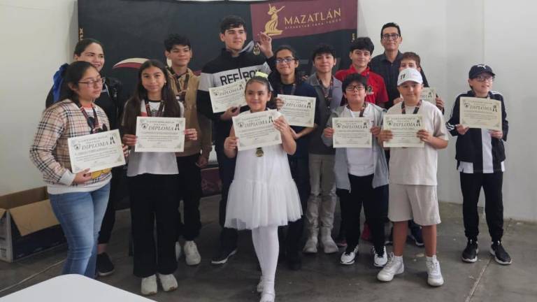Los ajedrecistas reciben sus reconocimientos.