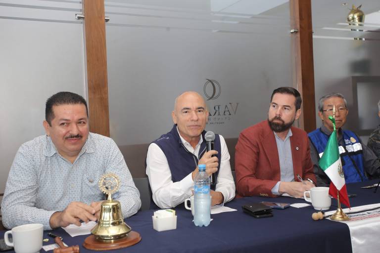 Rotarios conviven con el empresario Óscar Sánchez