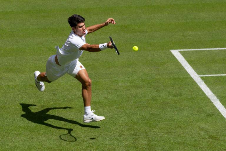 Carlos Alcaraz arranca con susto y frustración en Wimbledon