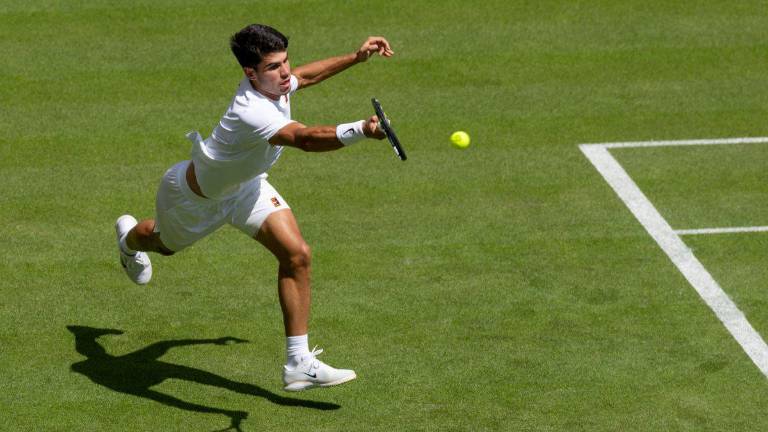 Carlos Alcaraz logró un ajustado triunfo en su debut en Wimbledon.