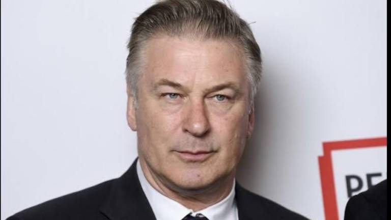 Alec Baldwin queda exonerado de los cargos de homicidio involuntario.