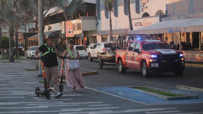 Los usuarios de scooter deben utilizar equipo de seguridad como casco y rodilleras y no circulen a más de 25 kilómetros por hora.