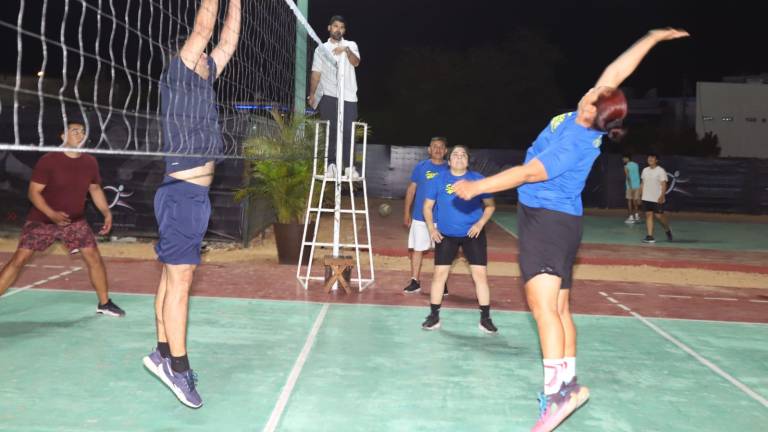 La cancha de la Unidad Deportiva Sahop alberga las acciones de a Liga de Voleibol Mixto Burócrata.