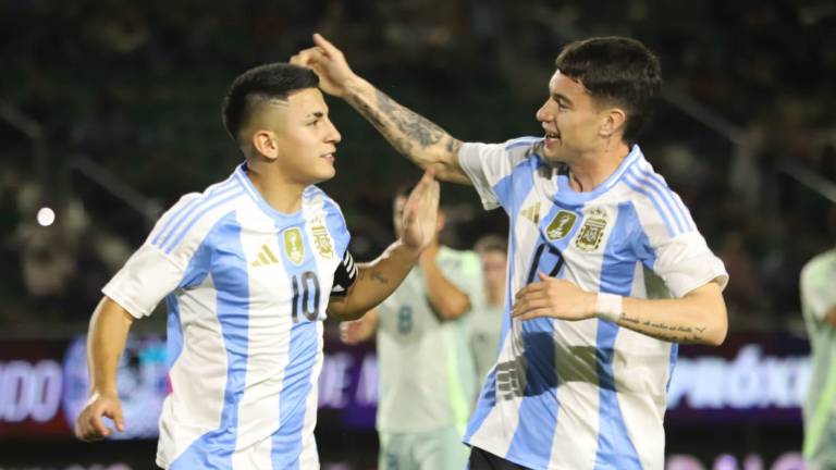 Thiago Almada abrió de penal el marcador por la Albiceleste.